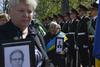 Una viuda sostiene un retrato de su marido durante una ceremonia en memoria de las víctimas de la catástrofe nuclear de Chernóbil en Kiev, Ucrania.