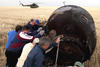 Los astronautas comparecen ante los medios en Kostanay, Kazajistán, después de aterrizar hoy sin contratiempos. (EFE)