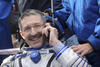 Burbank habla por teléfono después del aterrizaje este viernes en Kazajistán. (EFE)