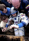 El astronauta ruso Anatoly Ivanishin es ayudado a salir del módulo de descenso de la nave rusa. (EFE)