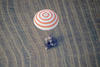 El módulo de descenso de la nave rusa Soyuz TMA-22 aterriza en un área remota a las afueras de Arkalyk. EFE