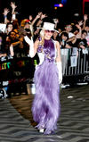 Gaga lució un exótico vestido de lo que simulaba ser cabello color morado, además de un sombrero y guantes blancos.