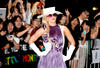 Gaga lució un exótico vestido de lo que simulaba ser cabello color morado, además de un sombrero y guantes blancos.