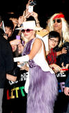 Tras iniciar su nueva gira mundial, Gaga viajó a Homg Kong y fue recibida por decenas de fans a su llegada al aeropuerto.