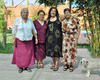 29042012 LA FESTEJADA  con sus amigas de Cáritas de la Iglesia de Guadalupe: Juanita, María Luisa, Mica y su mascota Penny.