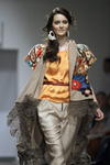 Durante la Semana de la Moda de Bielorrusia, una modelo luce una creación de las diseñadoras bielorrusas Marina, Olga y Elena Parfenovich.