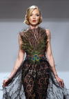 Una modelo luce una creación de las diseñadoras bielorrusas Marina, Olga y Elena Parfenovich.