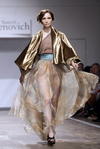 Una modelo luce una creación de las diseñadoras bielorrusas Marina, Olga y Elena Parfenovich.