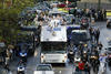 El autobús circuló por las calles de Madrid, donde eran apoyados por los aficionados 'merengues'.(EFE)