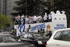 El autobús del Real Madrid abandona el estadio Santiago Bernabéu con destino a la plaza de Cibeles. (EFE)