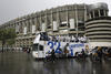 El autobús del Real Madrid abandona el estadio Santiago Bernabéu con destino a la plaza de Cibeles. (EFE)