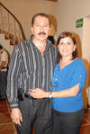 05052012 JORGE  Sandoval y Nayely Adriano, durante reciente festejo social.