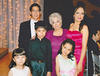 06052012 MARU  en compañía de sus nietos Mariana, Tommy, Emiliano, Adri y Almita, en pasado evento social.