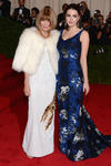 Daniel Radcliffe y Rose Hemingway posaron juntos en la alfombra roja.