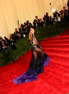 Rihanna lució un sensual vestido negro sin espalda a su paso por la alfombra roja.