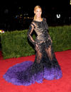 La cantante estadounidense Beyoncé asistió a la gala MET 2012, donde deslumbró a su paso por la alfombra roja con un elegante vestido que dejaba ver sus piernas.