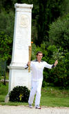 Después de la ceremonia, con una coreografía bien organizada, la sacerdotisa entregó la llama al primer portador de la antorcha, el nadador griego y medallista olímpico de plata Spyros Gianniotis.