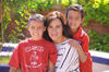 10052012 MAYELA  Arreola en compañía de sus hijos Romina y Francisco Javier Salazar.