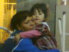 10052012 PAULINA  González con su mamá Alejandra.