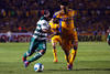 Tigres vivió un inicio arrollador que presagiaba un triunfo que enfilara al manejo, pero al final la presión se fue apagando, con unos albiverdes que fueron sacando el oficio tras salvarse en varias ocasiones.
