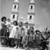 PADRE Gerardo Zaratáin García acompañado de sus hermanas frente a la parroquia de San Juan Bautista, donde después fue párroco, en una fotografía de 1958.