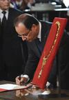 Como es tradición en Francia, desde la época monárquica, en la ceremonia de protesta, celebrada en la sala de Fiestas del Elíseo, Hollande recibió de manos de un general el collar de Gran Maestro de la Legión de honor, símbolo de los jefes de Estado franceses.