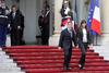 La primera dama saliente de Francia, Carla Bruni dio la bienvenida a Valerie Trierweiler (d), compañera del presidente electo de Francia, François Hollande.