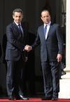 El todavía presidente Nicolas Sarkozy le recibió con actitud seria a la entrada del Elíseo, en un momento en el que ambos posaron para la prensa.