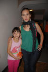 16052012 NATALIA  Huerta Favela con su mamá Wendy en un festejo del Día de las Madres.