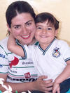16052012 NATALIA  Huerta Favela con su mamá Wendy en un festejo del Día de las Madres.