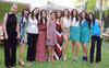 Claudia Estrada Martínez rodeada de un grupo de amigas, asistentes a su festejo prenupcial.