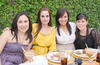Karina, Lety, María Elena, Ana Leticia, Pily, Marcela y Cinthya junto a Claudia.