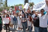Casi 600 personas caminaron por calles del centro de Torreón lanzando consignas contra el candidato y el Partido Revolucionario Institucional.