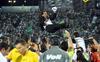 El español Marc Crosas, centrocampista del Santos Laguna, celebró la cuarta corona del Santos Laguna portando una senyera, bandera de Cataluña, que se colocó en la espalda tras finalizar el partido y durante la entrega de premios.