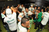 Santiago Hoyos bañó a sus compañeros de champaña en el vestidor al celebrar el título. (Fotos de Enrique Terrazas)