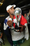 Oswaldo Sánchez y Miguel Becerra con el trofeo de campeones.