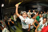 Oswaldo Sánchez y Miguel Becerra con el trofeo de campeones.