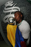 Felipe Baloy no se separó de la bandera de Panamá.
