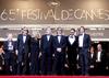 Acompañado por Ray Liotta, otro de los protagonistas de la cinta, así como del director y el resto del reparto de la película, Pitt se asomó a los laterales de la escalinata que da acceso a la sala Lumière, donde se exhiben los filmes de la sesión de gala.