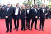 Los actores estadounidenses Ray Liotta, Brad Pitt, la productora Dede Gardner y el actor Scoot McNairy posaron juntos en la alfombra roja de su película "Killing Them Softly".