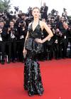 La actriz británica Kelly Brook lució un exótico vestido en la alfombra roja del Festival de Cannes.