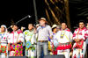 La convivencia entre miembros de la comunidad wixárika, ataviados con sus trajes tradicionales, y los asistentes, la mayoría jóvenes, fue constante.