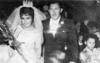 ENRIQUE Soto Hernández (f) y el niño Héctor Octavio Soto Reyes felicitando a María del
Socorro Puentes Castro, por su matrimonio con Feliciano Soto Reyes, en diciembre de
1971.