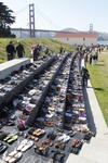Aprovechando la conmemoración, en un parque cercano se colocó una exhibición de centenares de zapatos, en memoria de las personas que han saltado del puente Golden Gate, que se estima una cifra de 1,558.