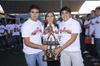 26052012 BERNARDO  Elizarraras, Ana Claudia Sada y Haziel Manquero, cargando el trofeo.