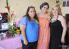 27052012 NITSIA  al lado de su mamá Estela Soto Barrera, su futura suegra Ramona Luna Moreno y su cuñada Verónica Mayela Rojas Luna.