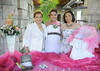 27052012 LA FESTEJADA  acompañada de las anfitrionas, su suegra Irma de Núñez y su cuñada Karla Núñez.