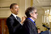 Bob Dylan hizo gala de su particular carácter y ni las palabras del presidente Barack Obama ni la solemnidad de la ceremonia lograron cambiar su gesto, quien durante toda la ceremonia ocupó lentes de Sol.