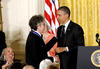 El legendario cantante Bob Dylan recibió el máximo honor civil en Estados Unidos, durante la entrega de las Medallas de la Libertad, que tuvo lugar en la Casa Blanca.