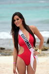 La representante de Venezuela, Genesis Valera, participa en una sesión fotográfica en traje de baño del Certamen Miss América Latina del Mundo que se realiza en la Riviera Maya, Quintana Roo (México).